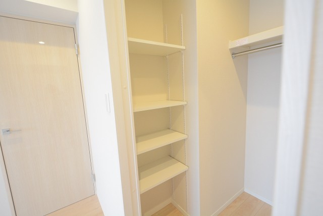 南烏山パーク・ホームズ (213)洋室３WIC　ハンガーラックも棚収納も