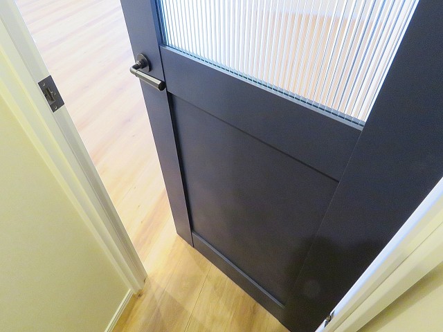 六本木ハイツ　LDK扉