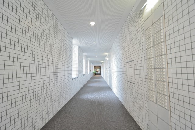 ツインシティ東砂アネックス (16)正面の通路を進んだ先にオートロックがあります。