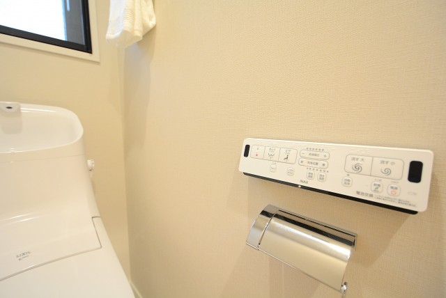 OLIO上北沢 (216)トイレ　温水洗浄便座はINAXのもの。合併したので、今はLIXIL、ですね