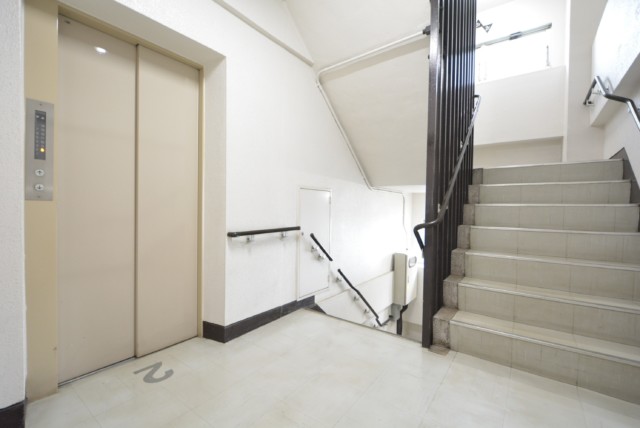 マンション第二明大前 玄関