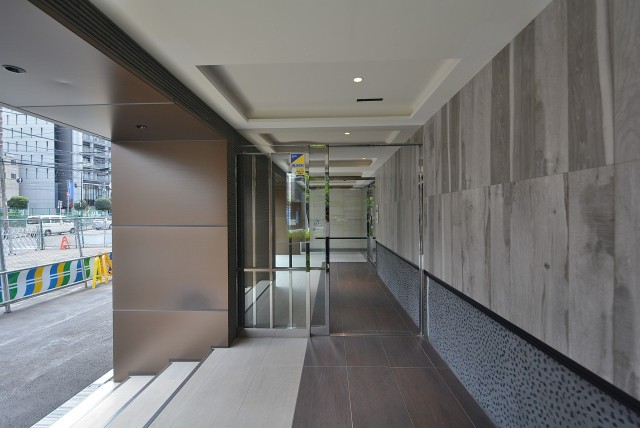 ①ウィルローズ市谷柳町 (15)自動ドアをぬけると、ガラス張りで明るいホテルライクなホールがつづきます
