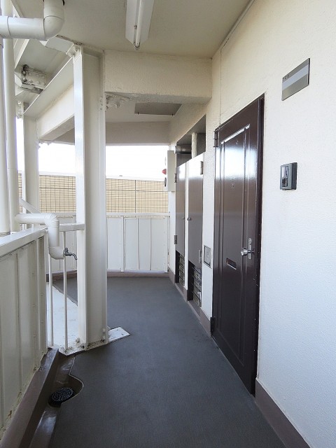 フラット田園調布　玄関前