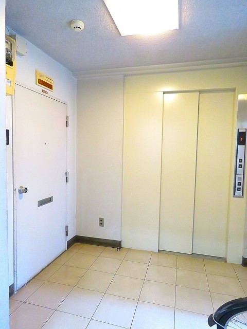 五反田サニーフラット　玄関前