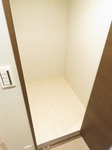 ファミリータウン東陽　廊下収納