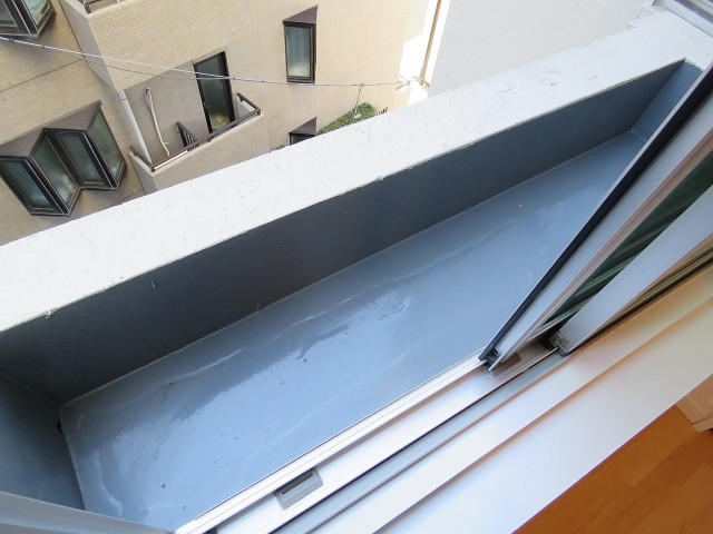 松見坂武蔵野マンション　洋室約6帖窓