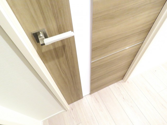 新中野マンション　LDK扉