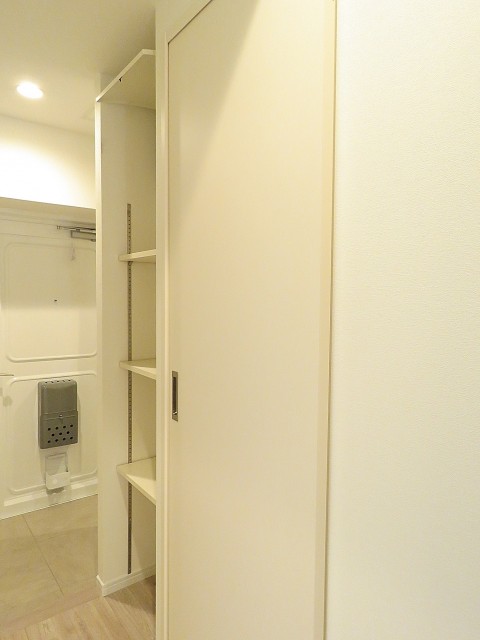 御苑フラワーマンション　廊下収納