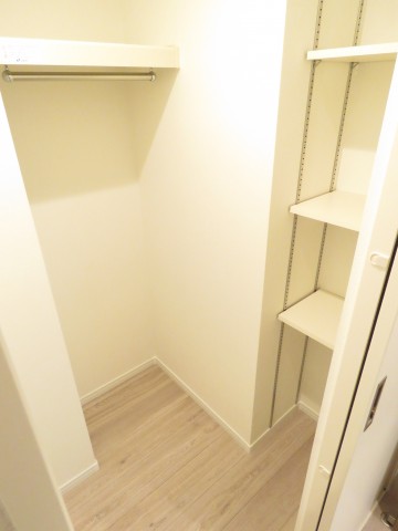 御苑フラワーマンション　廊下収納