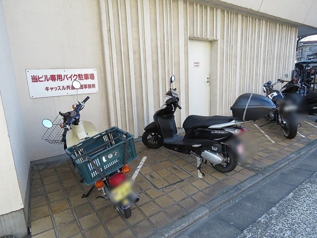 キャッスル共進マンション　バイク置場