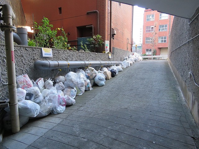 サードリハイツ本館　ゴミ置き場