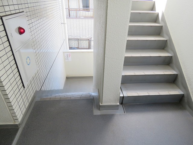 朝日プラザ北新宿　共用階段