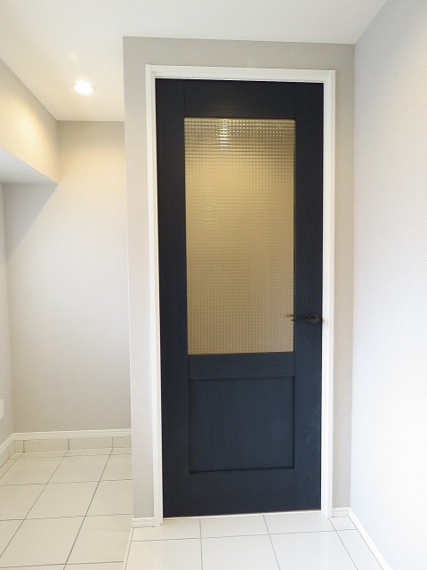 モナーク三軒茶屋　LDK扉