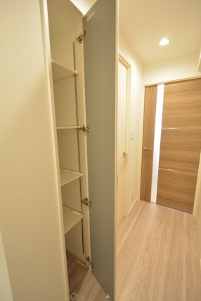 御苑フラワーマンション 廊下収納2