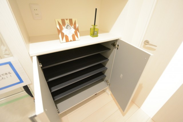 ハイネス哲学堂 玄関