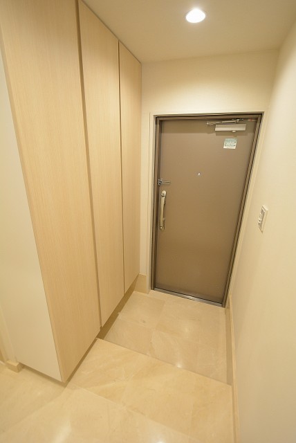 三田ナショナルコート 玄関