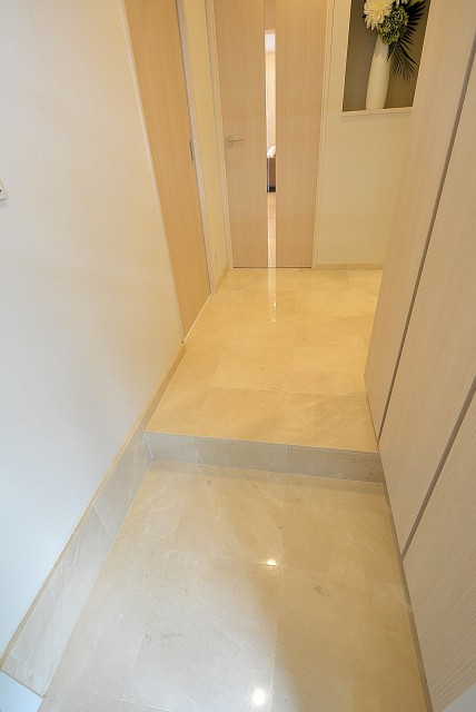 三田ナショナルコート 玄関