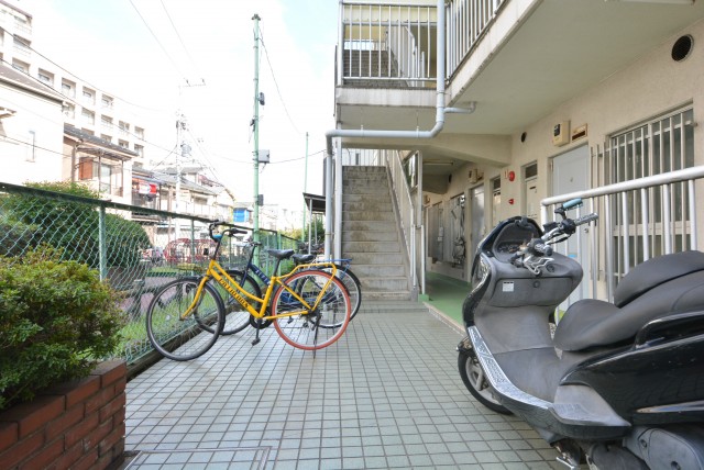 ビッグ武蔵野池袋 階段・外廊下