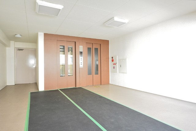 三田ナショナルコート 玄関