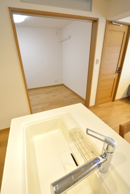 三田ナショナルコート 洋室2