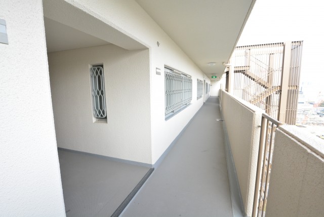 ファミール浜園 玄関