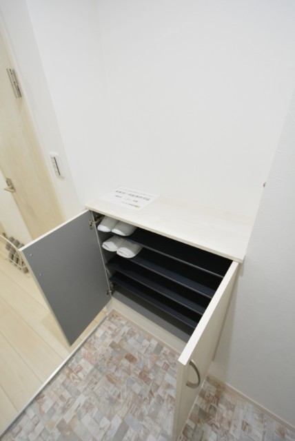 パレス三條 玄関