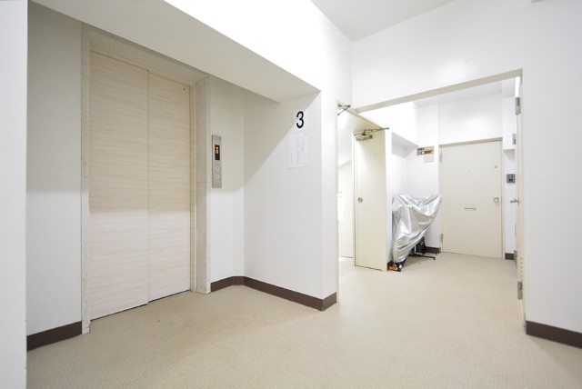 パレス三條 玄関