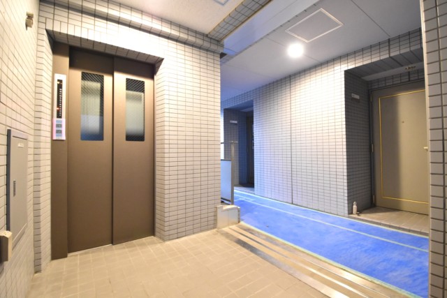 グランドシティ白山 玄関