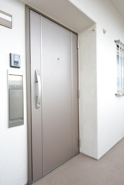 三田ナショナルコート 玄関