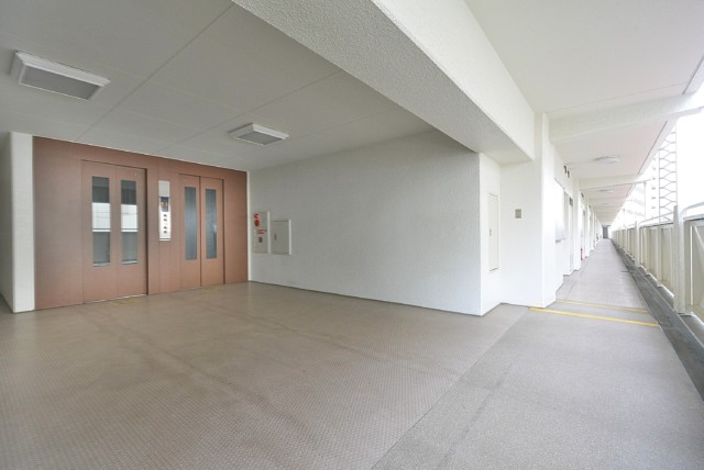 三田ナショナルコート 玄関