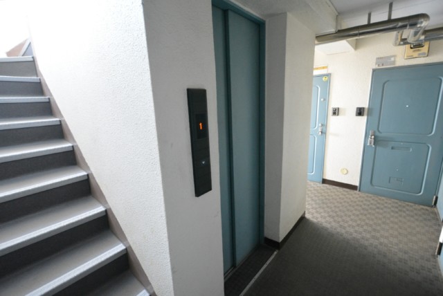 ハイライフ用賀 玄関