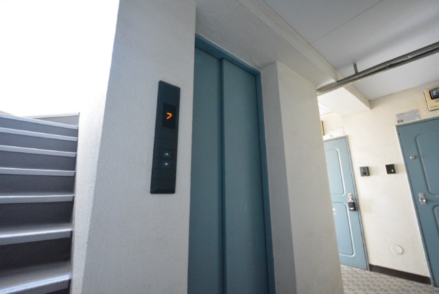 ハイライフ用賀 玄関