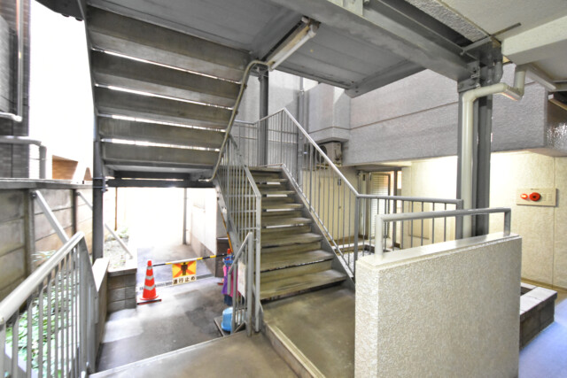 東建島津山南ハイツ エレベーター・階段