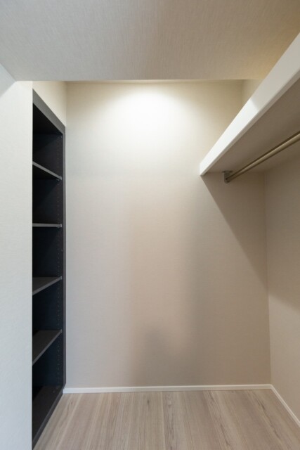 秀和高樹町レジデンス　洋室1ウォークインクローゼット