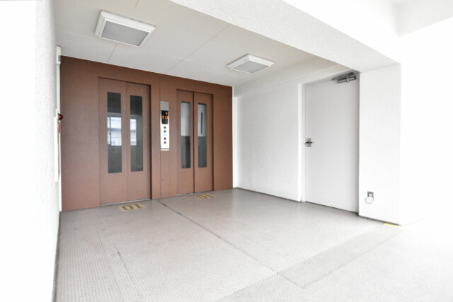 三田ナショナルコート 玄関