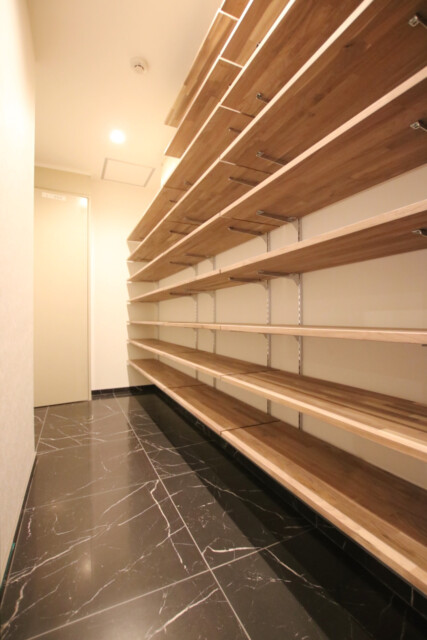 ロワ・ヴェール市ヶ谷左内坂 SIC