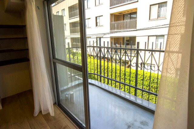 秀和四谷パークサイドレジデンス 北東向きバルコニー