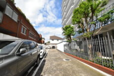 秀和四谷パークサイドレジデンス 駐車場