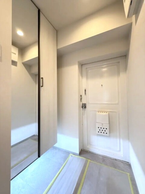 秀和都立大レジデンス 玄関