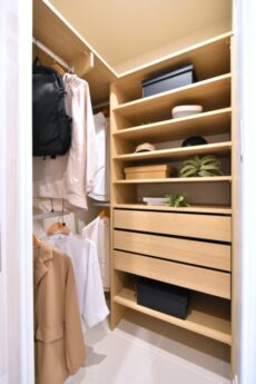 ザ・クレストタワー 廊下収納