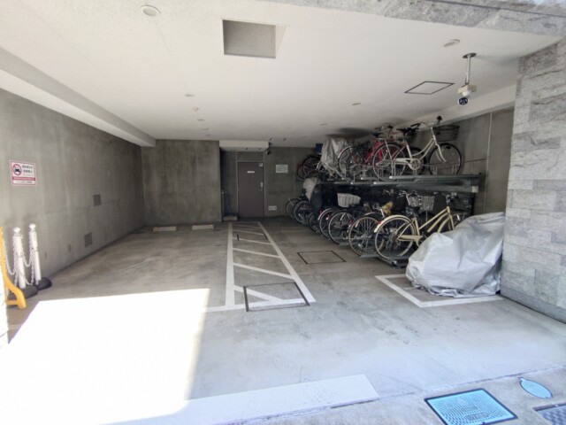 プレシス上野リュクス 駐輪場